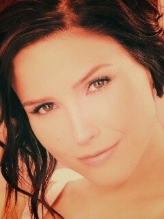 Симпотичная шатенка обои