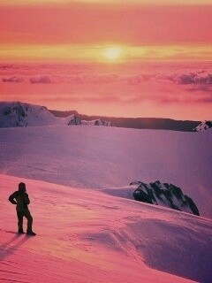 Путешественник в горах обои