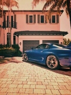 Синее авто у коттеджа обои