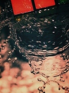 Кубик рубика в воде обои