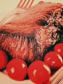 Стейк с помидорами обои