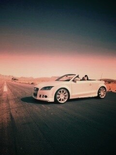 Кабриолет Ауди на пустынной дорге обои
