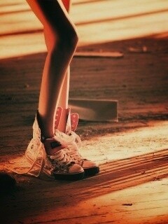 Ножки в кедах обои