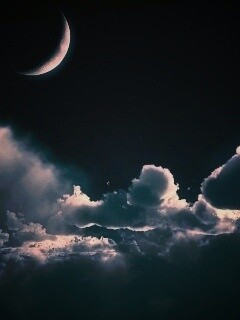 Облака и луна в ночном небе обои