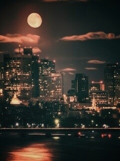 Луна над мегаполисом обои