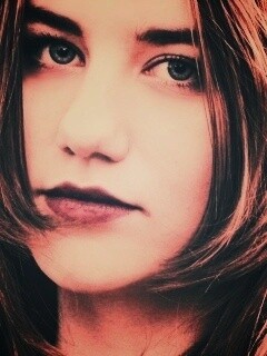 Взгляд голубоглазой девушки обои