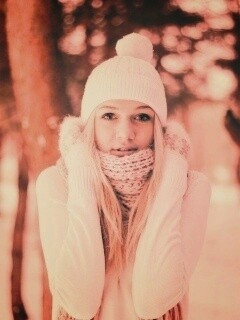 Девушка в белом в снежном лесу обои