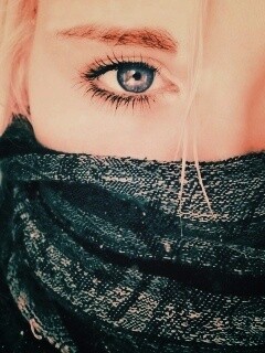 Блондинка с шарфом на лице обои