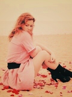 Девушка среди лепестков на пляже обои