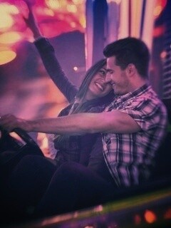 Счастливая пара на аттракционах обои