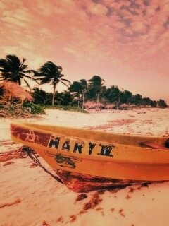 Лодка на берегу моря MARY IV обои