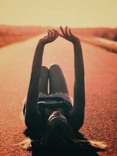 Девушка на асфальте обои