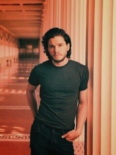 Кит Харингтон у колонны обои