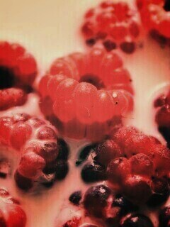 Малина в молоке обои