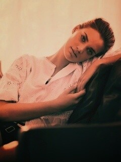 Девушка на диване обои