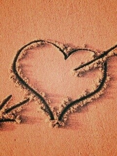 Сердце на песке обои