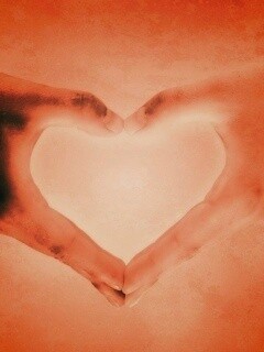 Сердце из сложенных рук обои