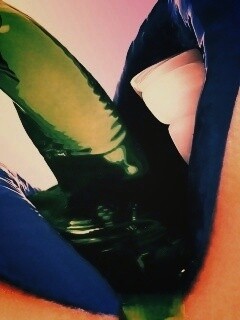 Пьющая девушка обои