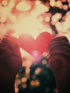 Бумажное красное сердце обои