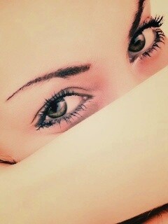 Девушка прикрыла лицо рукой обои