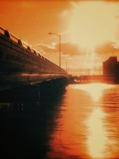 Залитый солнцем мост обои