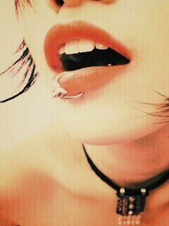 Девушка с кольцом обои