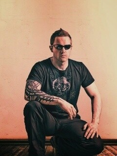 Парень с татуировкой обои