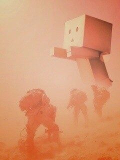 Картонный человек среди солдат обои