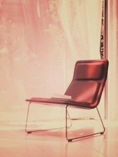 Стул перед занавеской обои