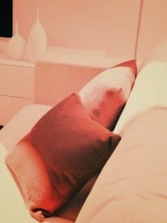 Подушки на диване обои