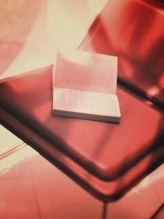 Книга на стуле обои