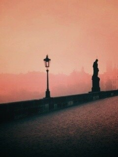 Мост с скульптурами обои