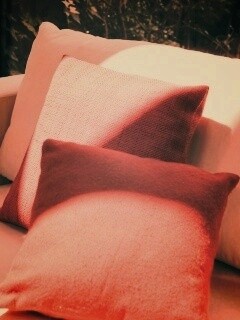 Красные подушки обои