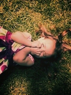 Девочка на траве обои