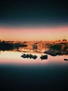 Мост через живописную реку обои