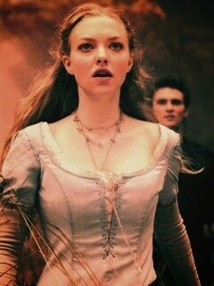 Аманда Сейфрид в Красной Шапочке обои