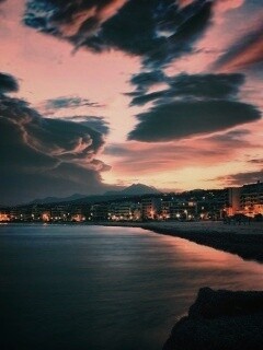 Красивый закат над городом у моря обои