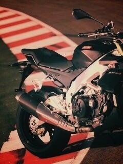 Спортивный мотоцикл Априлия на треке  обои