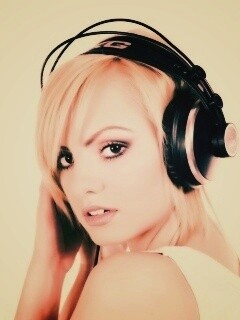 Девушка в наушниках обои