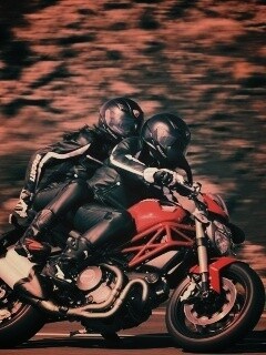 Байкер с девушкой на мотоцикле обои
