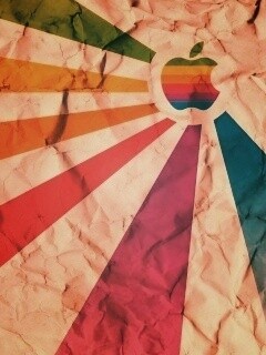 Радужный логотип Apple на мятой бумаге обои