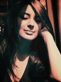 Девушка с закрытыми глазами в электричке обои