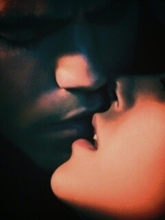 Поцелуй из Дневников Вампира обои