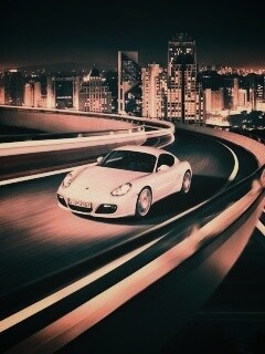 Черный и белый Porsche на автомагистрале. обои