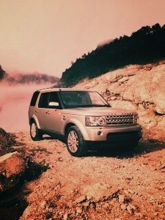 Range rover в горах у реки обои