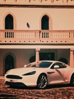 Астон Мартин в дворике дома обои