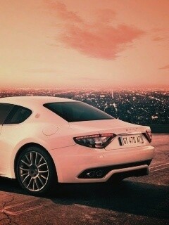 Maserati Granturismo на фоне города обои