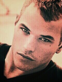 Келлан Латс обои