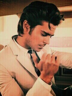 Мужчина прикуривает в машине обои