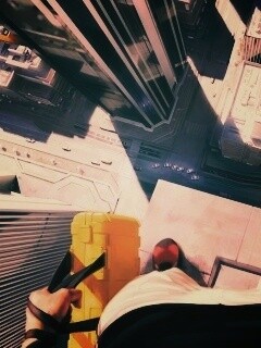 Фейт на краю небоскреба обои